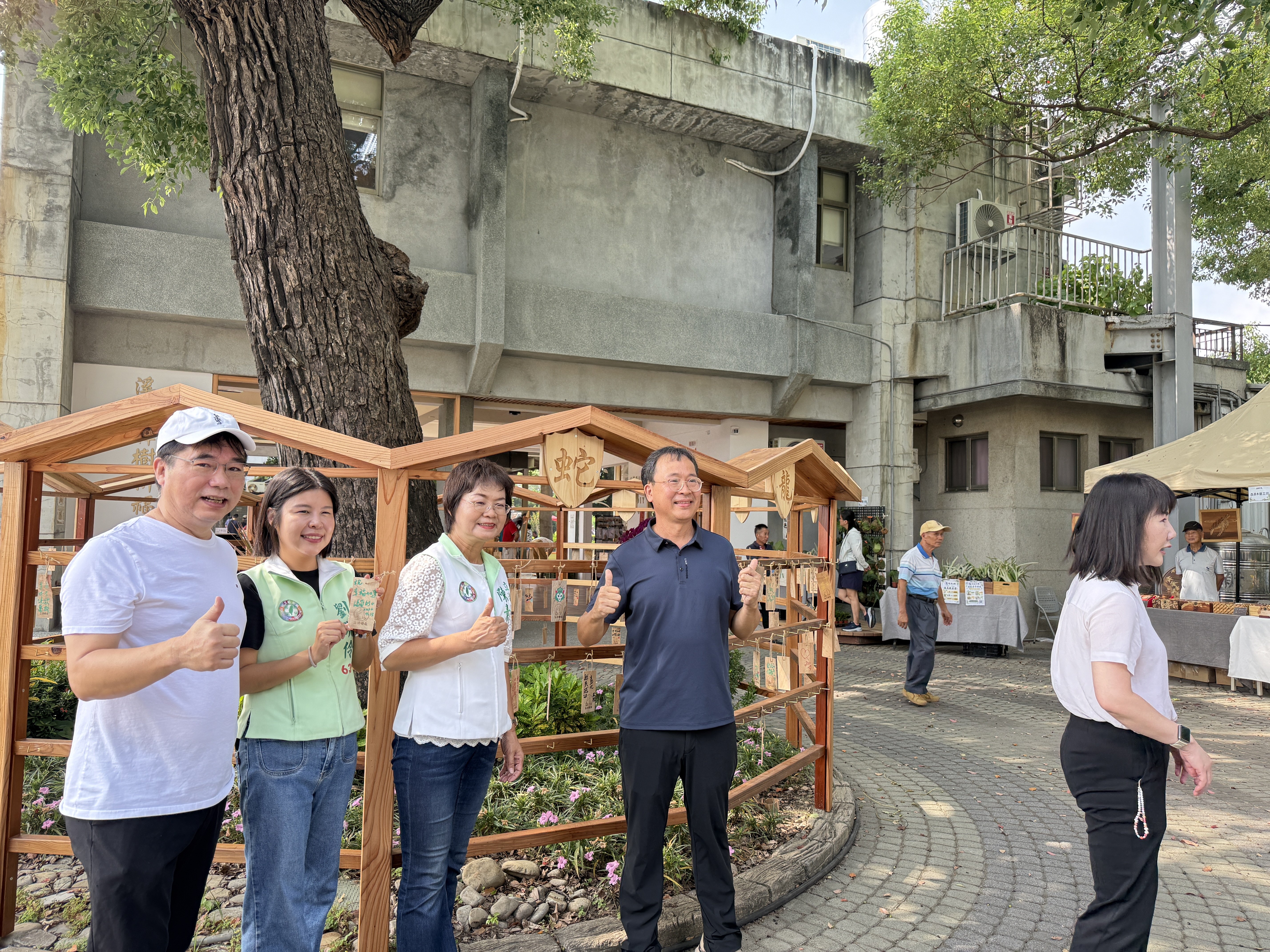 彰化親子家庭參與文化巡禮，結合童子軍大會與木工藝品店的活動場景。