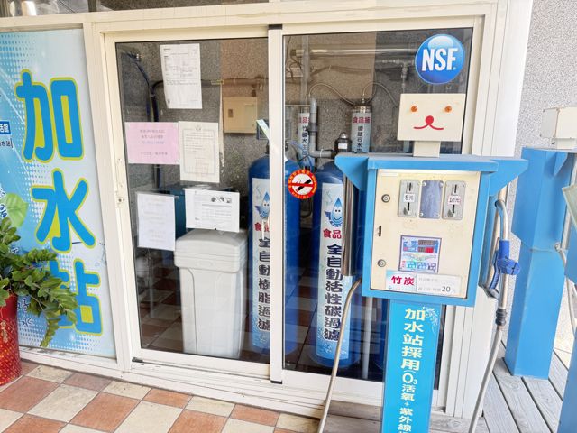 展示鹿港淨好喝加水站的場景，強調其在古街中的便利性和多樣化的飲水產品。