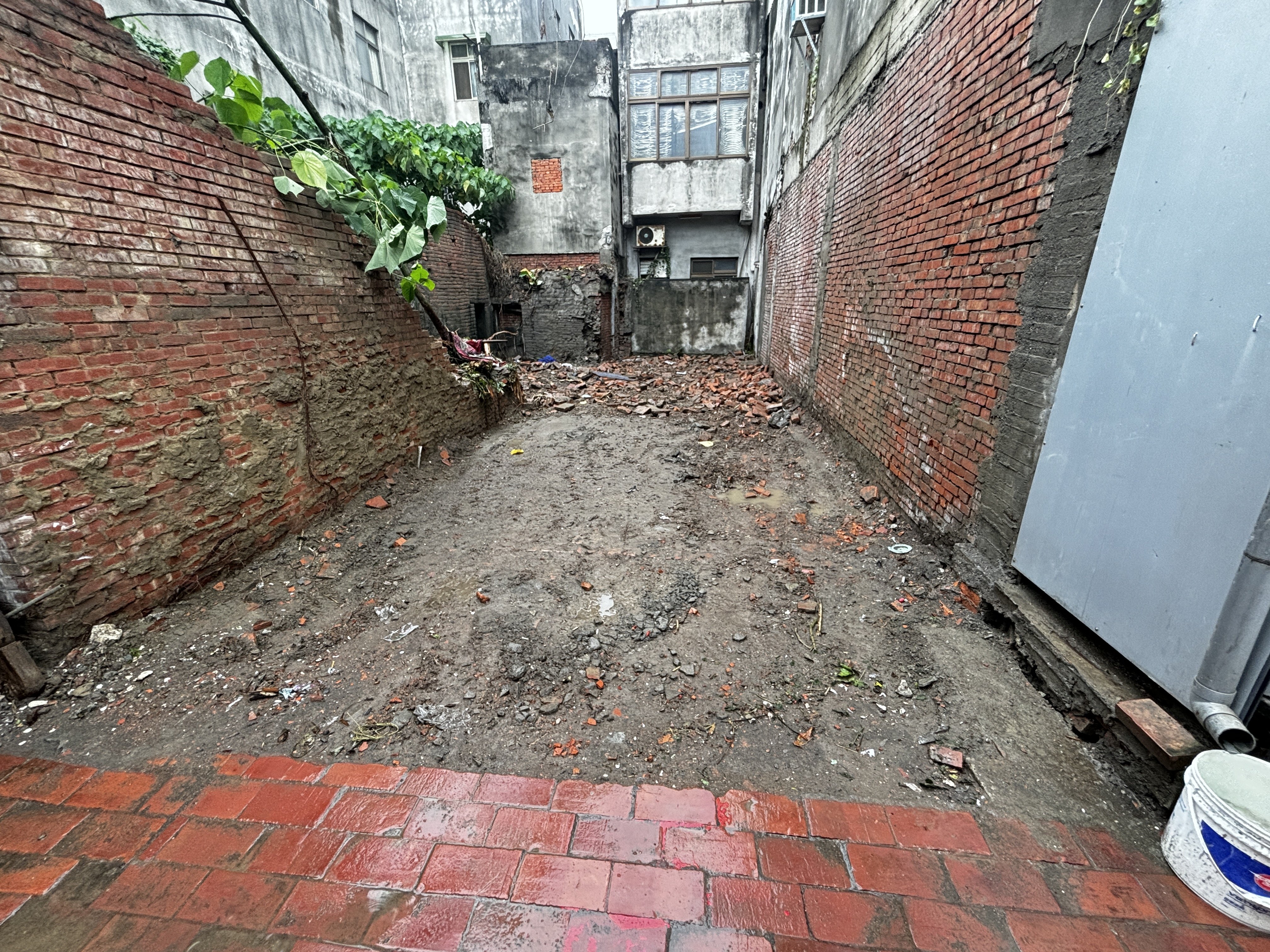 鹿港九曲巷一塊可供開發的黃金空地，周邊具備人文底蘊與商業潛力。