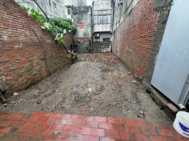 鹿港九曲巷一塊可供開發的黃金空地，周邊具備人文底蘊與商業潛力。