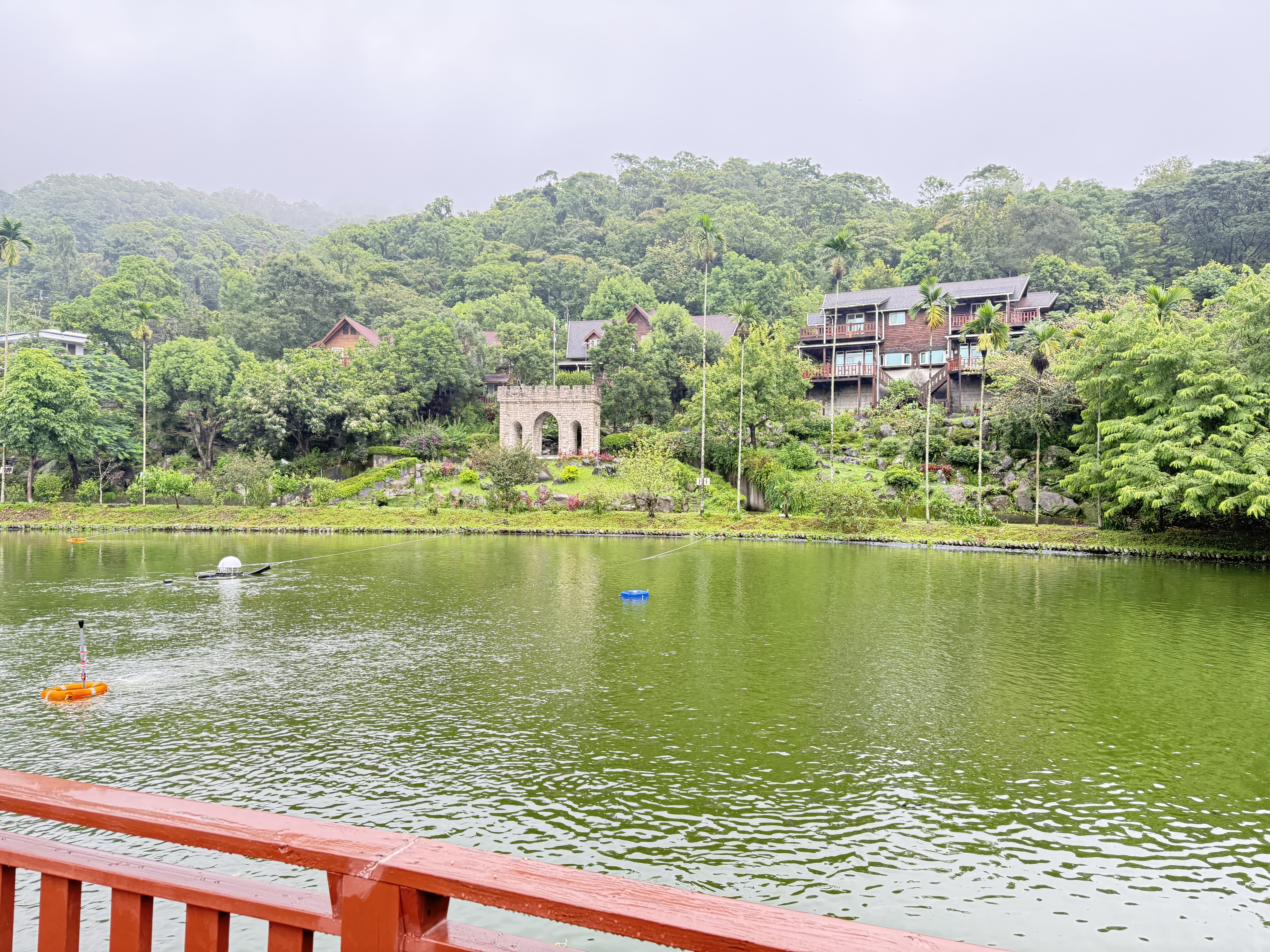 彰化錫安山區，雲霧繚繞下，石牆庭園與綠意盎然的山林交織出寧靜的觀光景點。