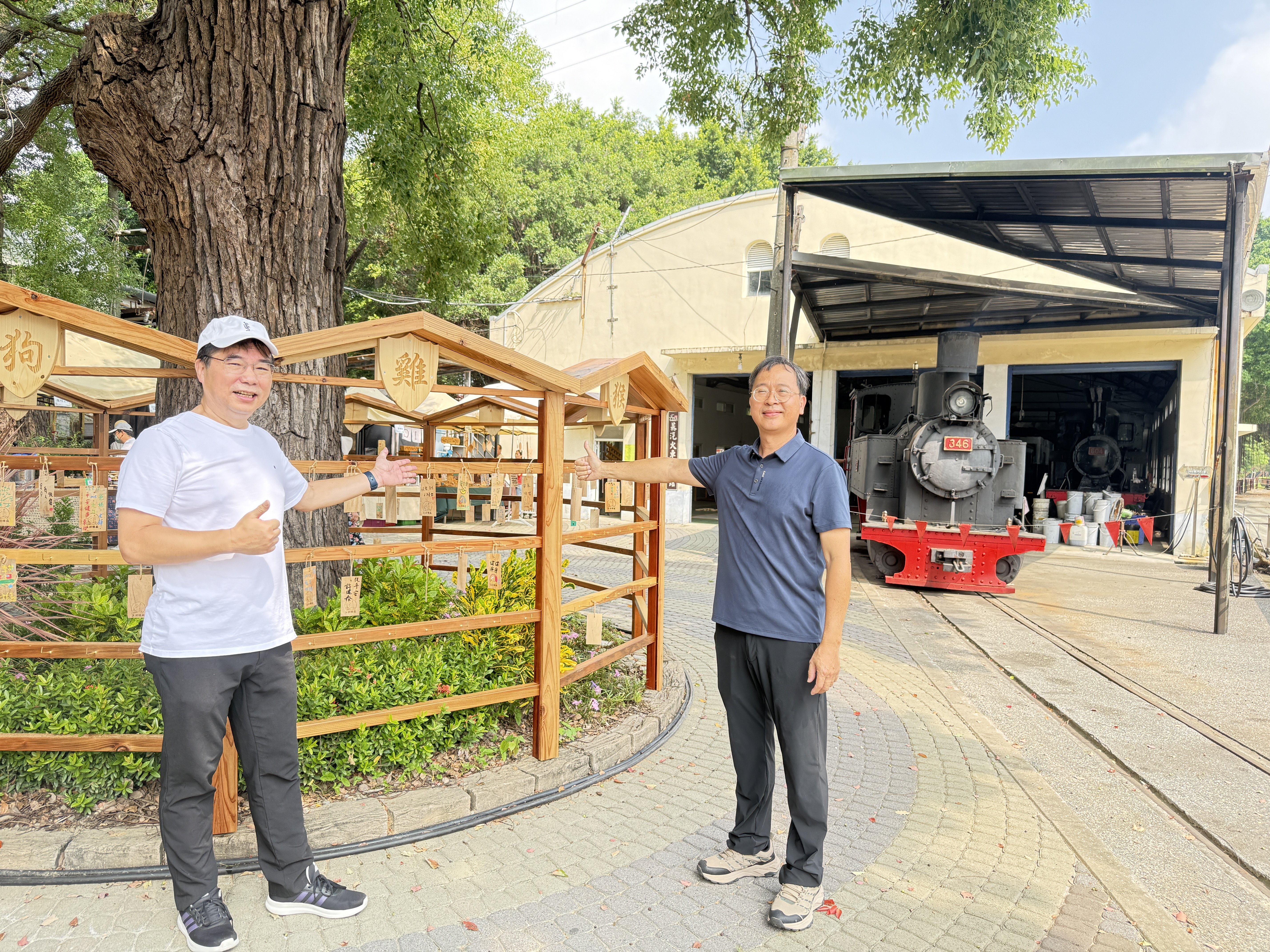 彰化親子家庭在文化巡禮中，參與木工藝品體驗與地方活動的場景。