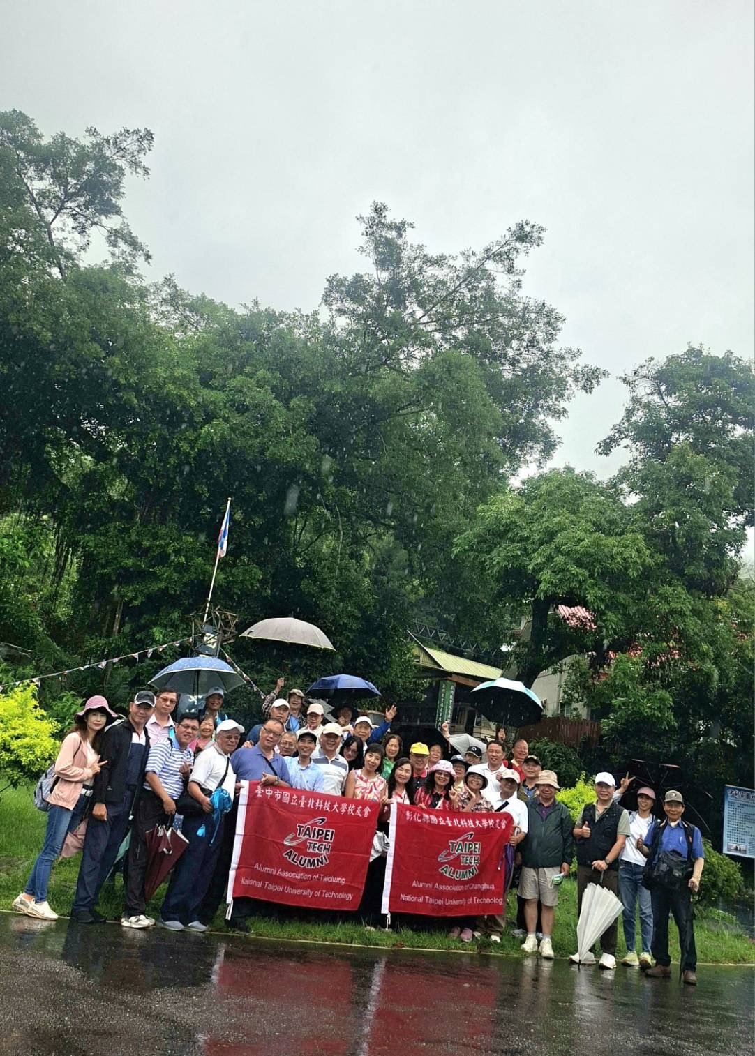 彰化錫安山園區，石牆、庭園與山林相映成趣，呈現清幽的景觀。