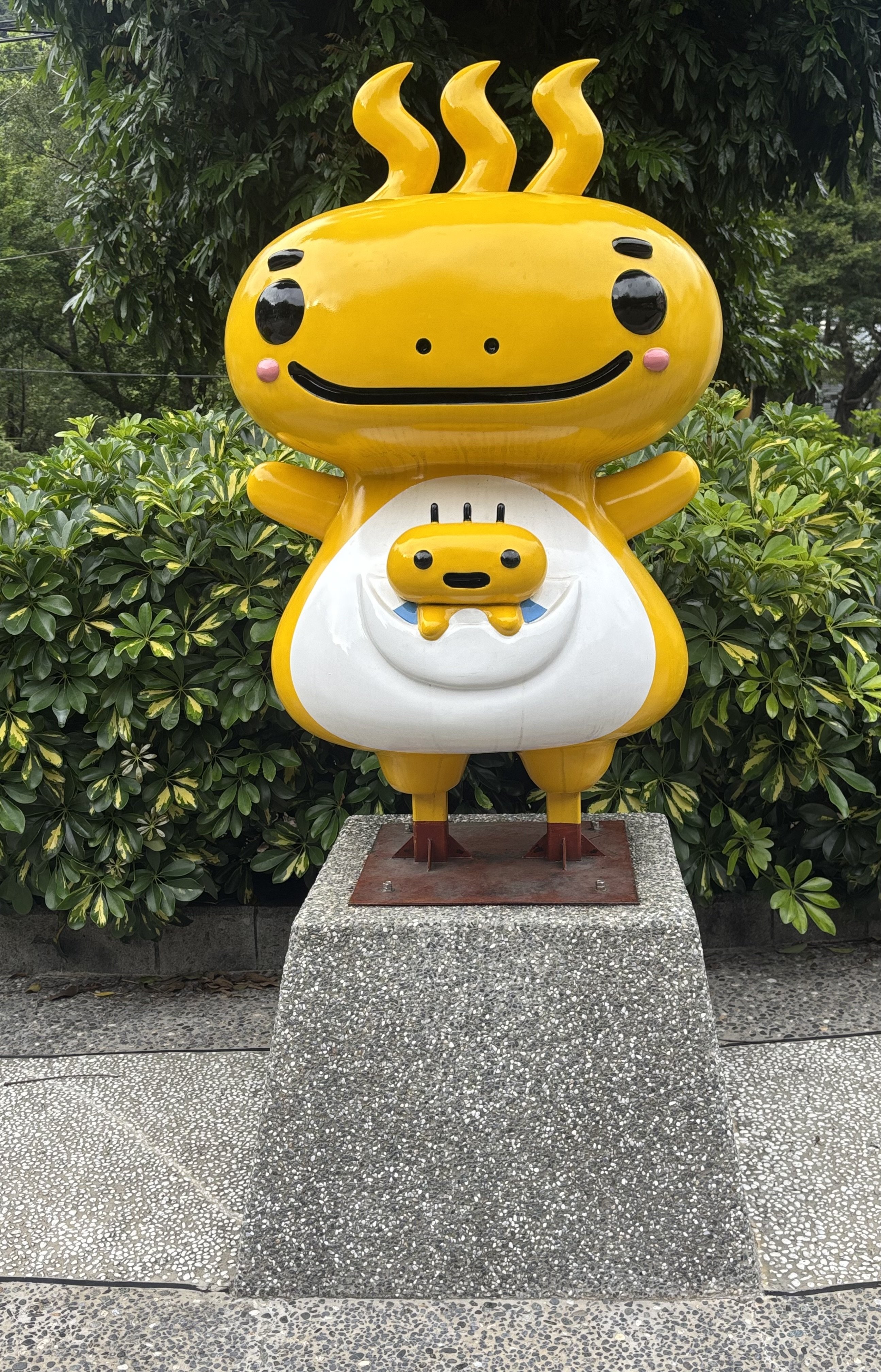 描繪從溫泉區到老街觀光地的輕旅行規劃概念圖，結合了山城景觀與人文氣息。
