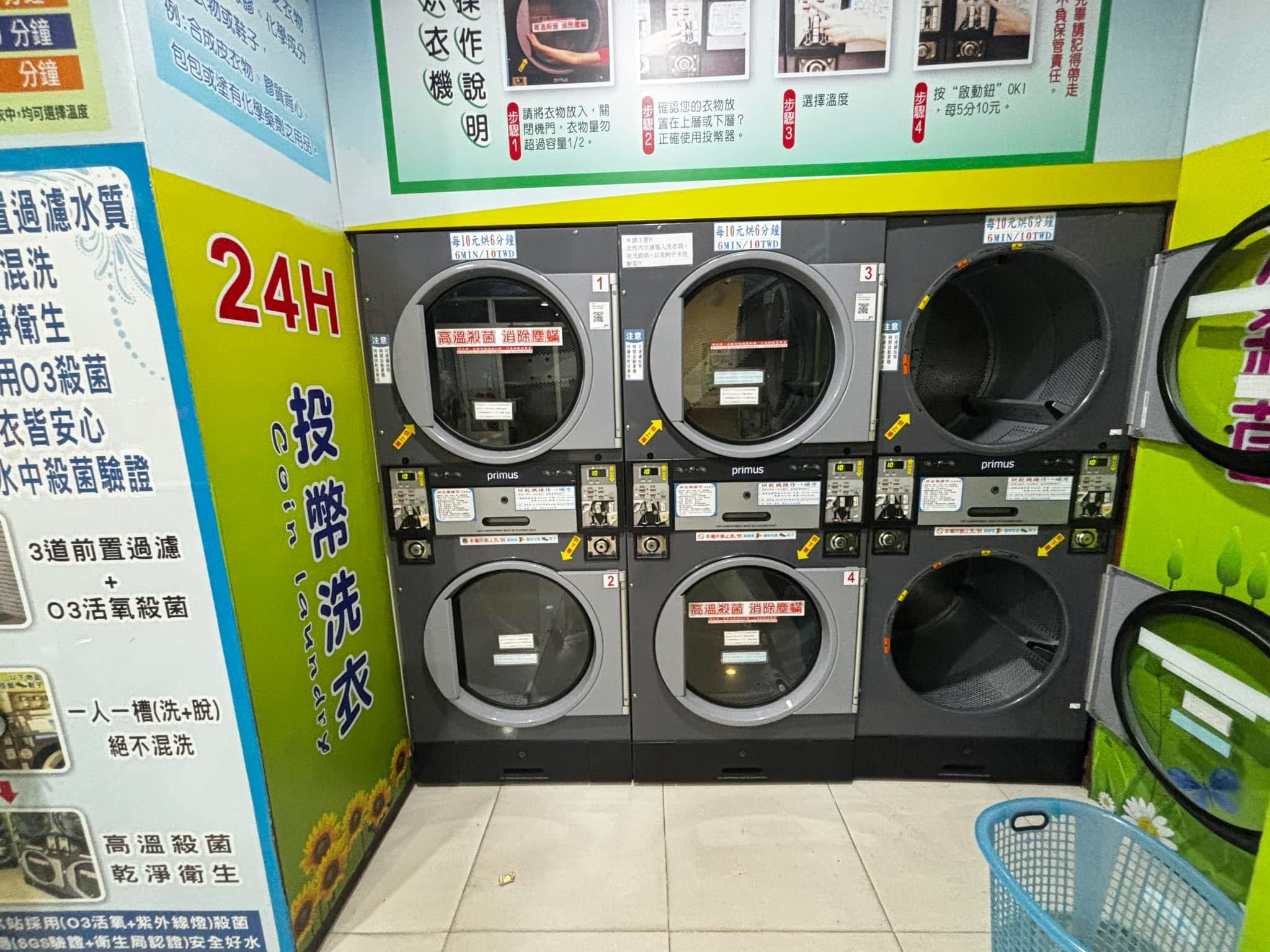 產業人士於會議場合進行交流