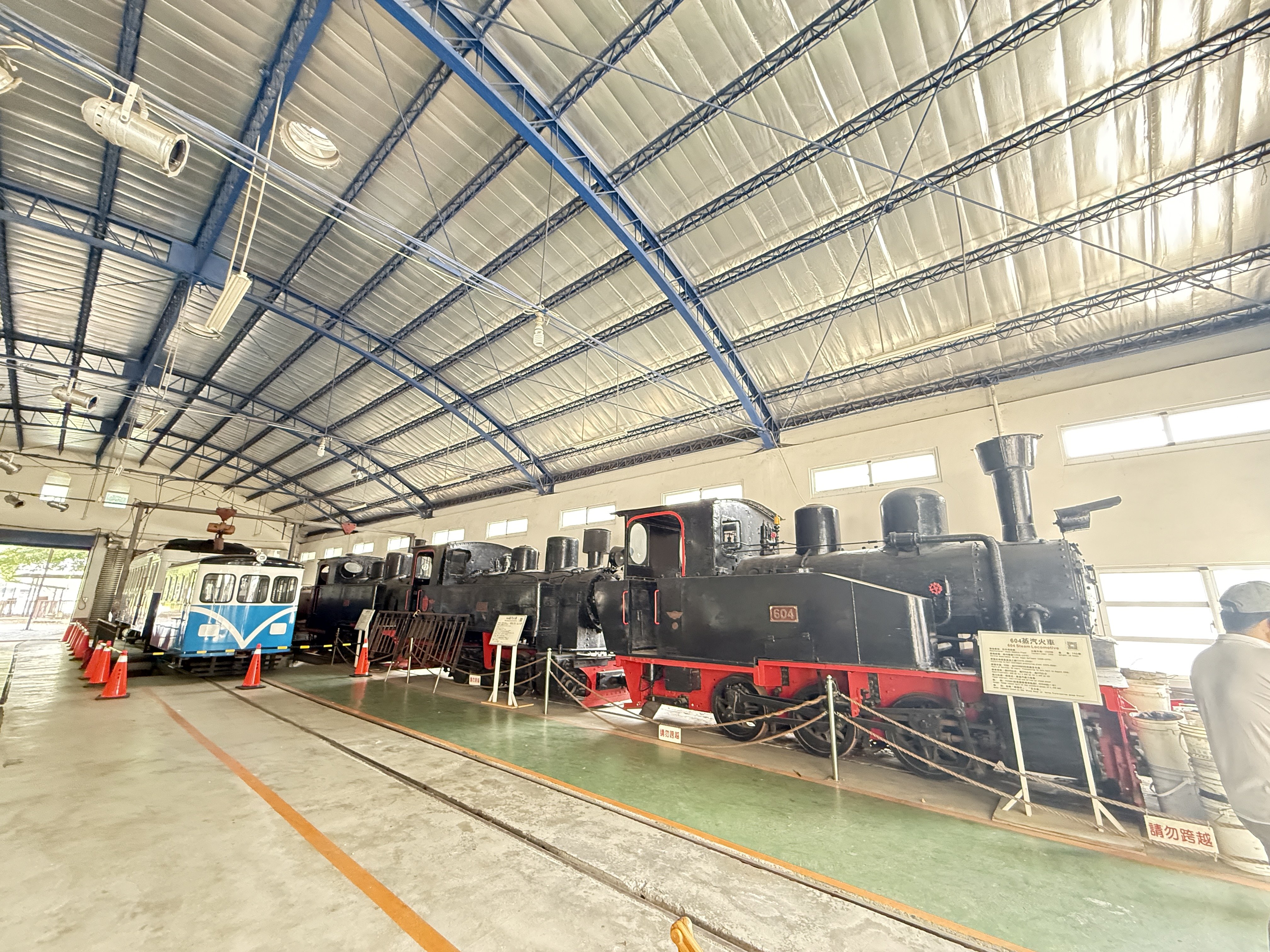 彰化親子家庭在文化巡禮中，體驗木工藝品與傳統文化活動的場景。