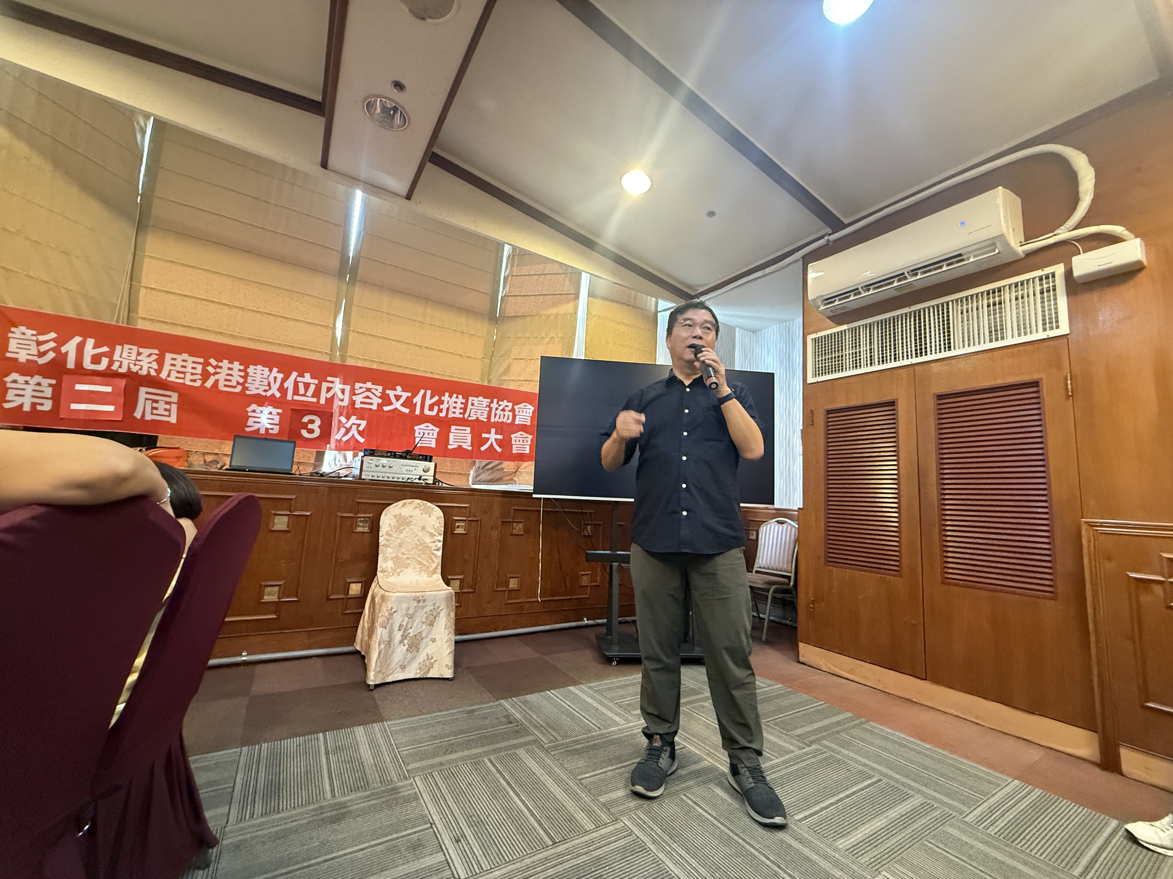 學員們在花藝園區拍攝照片，將花卉美景與鹿港的文化歷史意象結合，進行創意敘事拍攝。