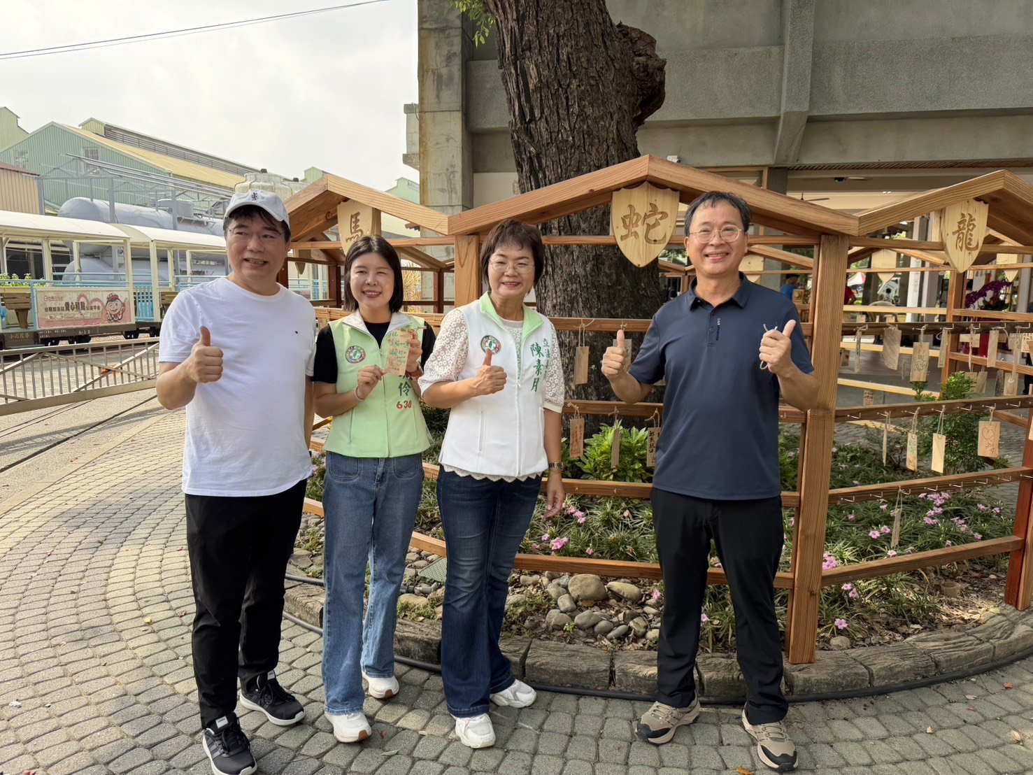彰化親子文化活動現場，展示木工藝品和親子手工體驗區。