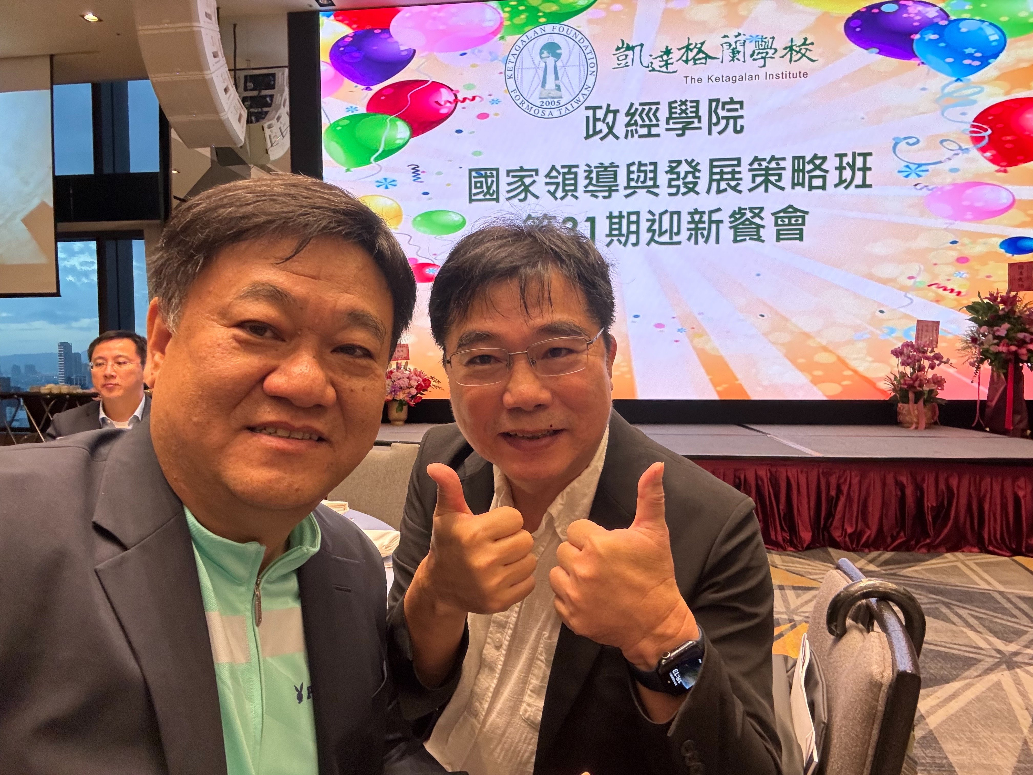 一群人在格萊天漾餐廳參加學術典禮或研討會活動的照片，展現了餐廳作為舉辦大型會議和教育活動的適用性。