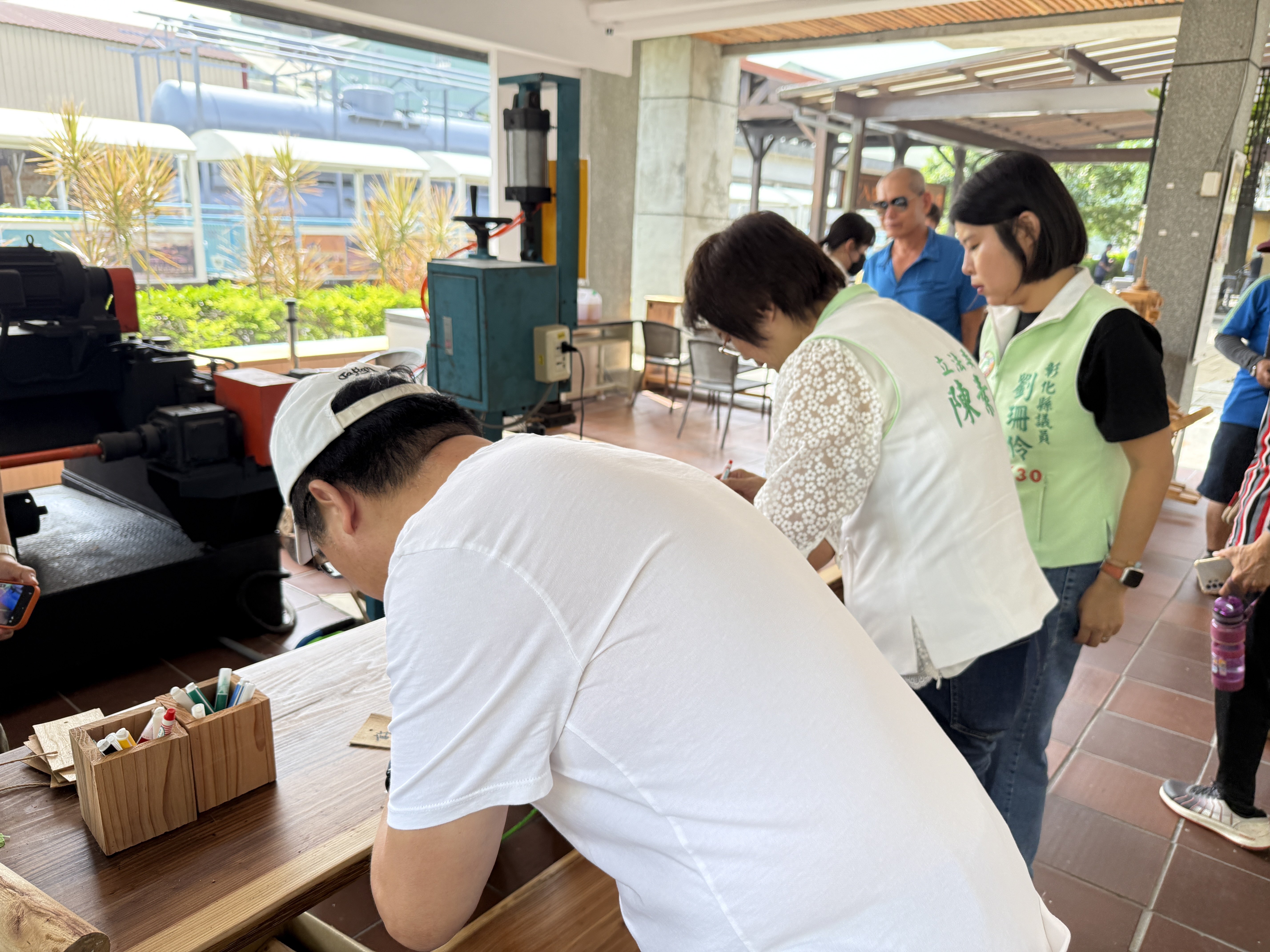 彰化親子文化巡禮，結合童子軍大會與木工藝品店，呈現親子共同參與的文化活動場景。