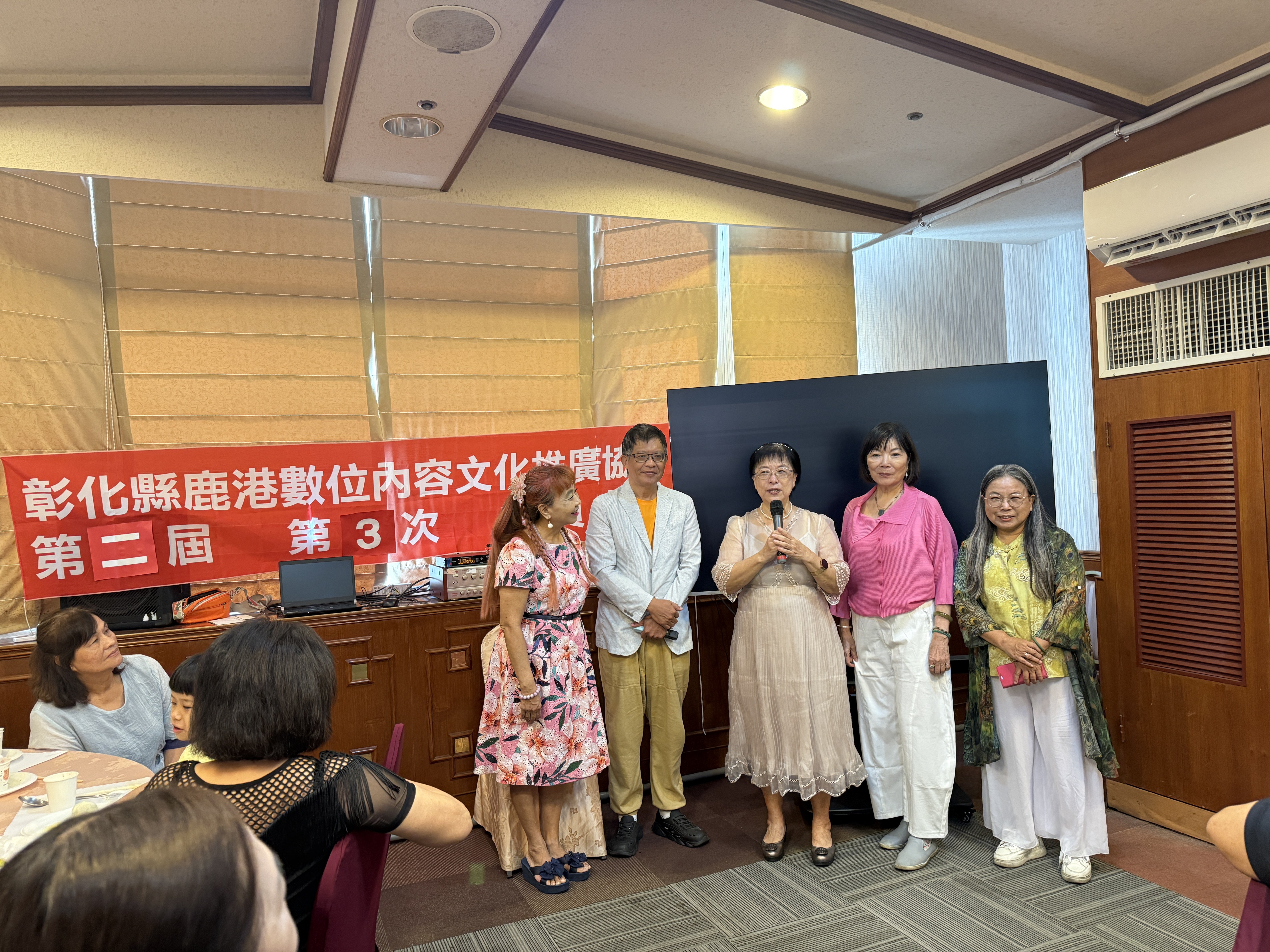 鹿港數位文化協會學員在一場講座後，互相交流拍攝經驗與觀點的場景。
