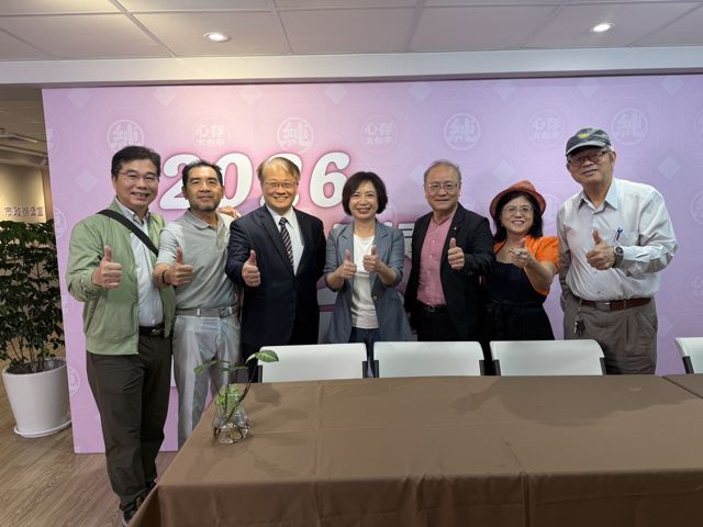 觀光業代表與建築師在會議中討論台中市未來城市發展藍圖，強調人本、多功能整合的建構理念。