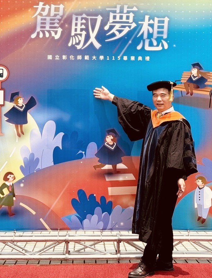 AI創新五維度模型圖解，說明如何從定義真實世界問題開始，逐步建立智慧生態系統藍圖。