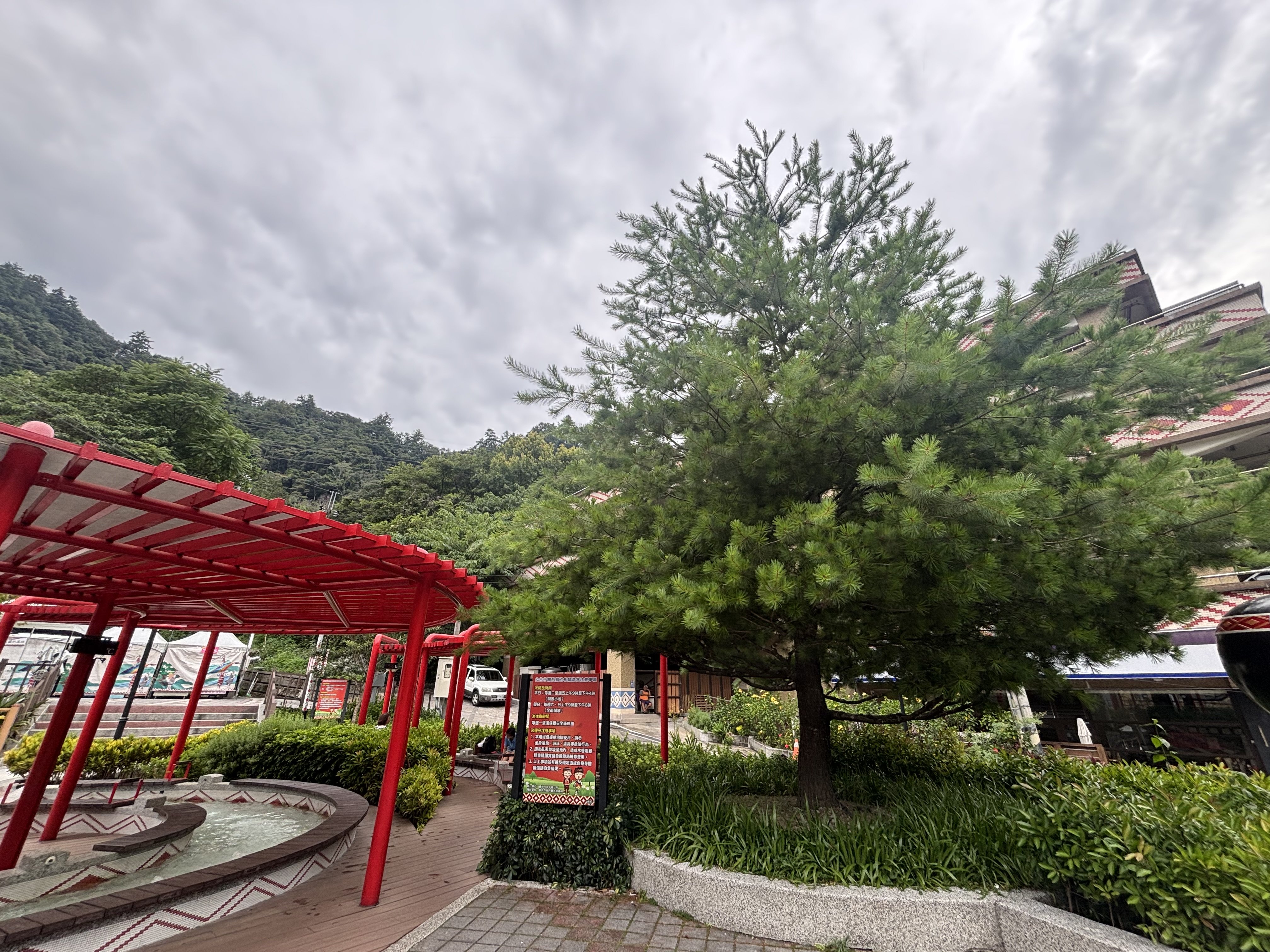 描繪從台中谷關泡腳到彰化鹿港入住人文風格民宿的兩天一夜輕旅行規劃建議。