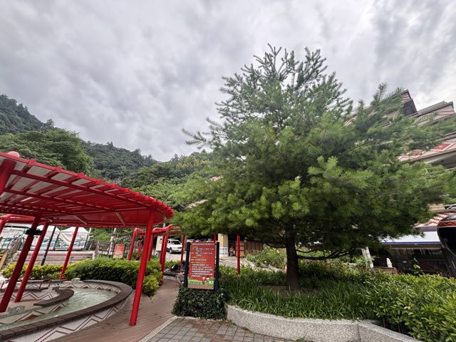 描繪從台中谷關泡腳到彰化鹿港入住人文風格民宿的兩天一夜輕旅行規劃建議。