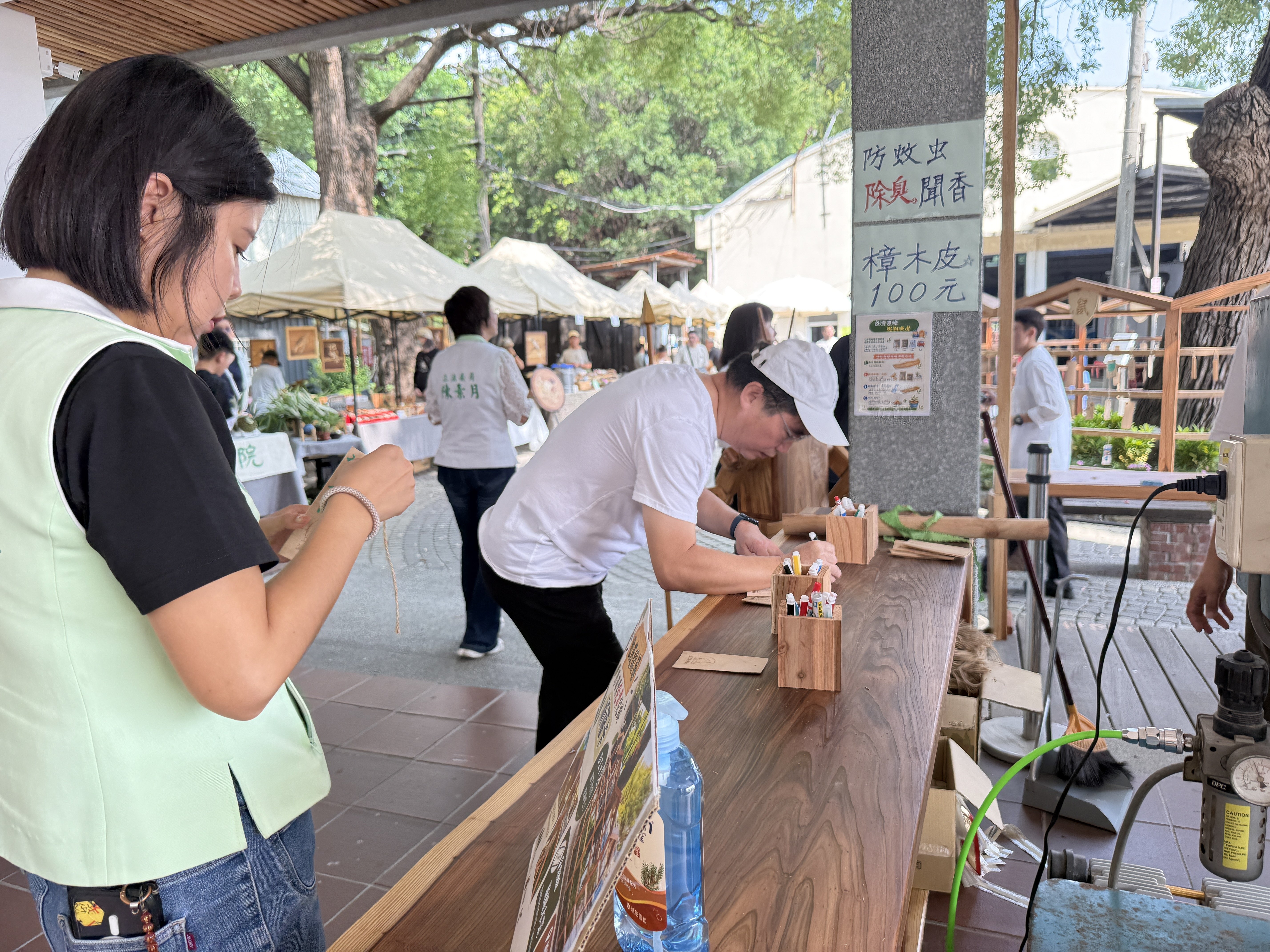 親子在木工藝品店進行手工體驗，感受地方文化與工匠精神。