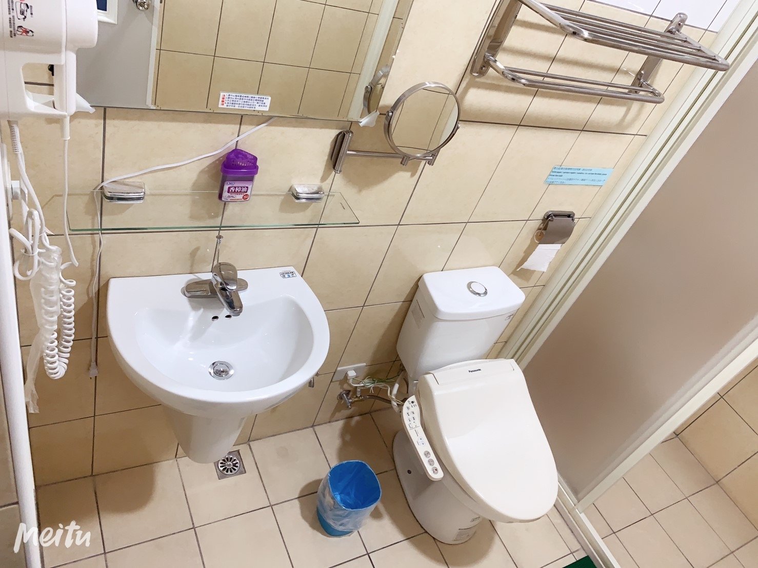 一間具有台灣傳統風格、氛圍溫暖的民宿內部或外部景象，營造出寧靜、懷舊的度假感。