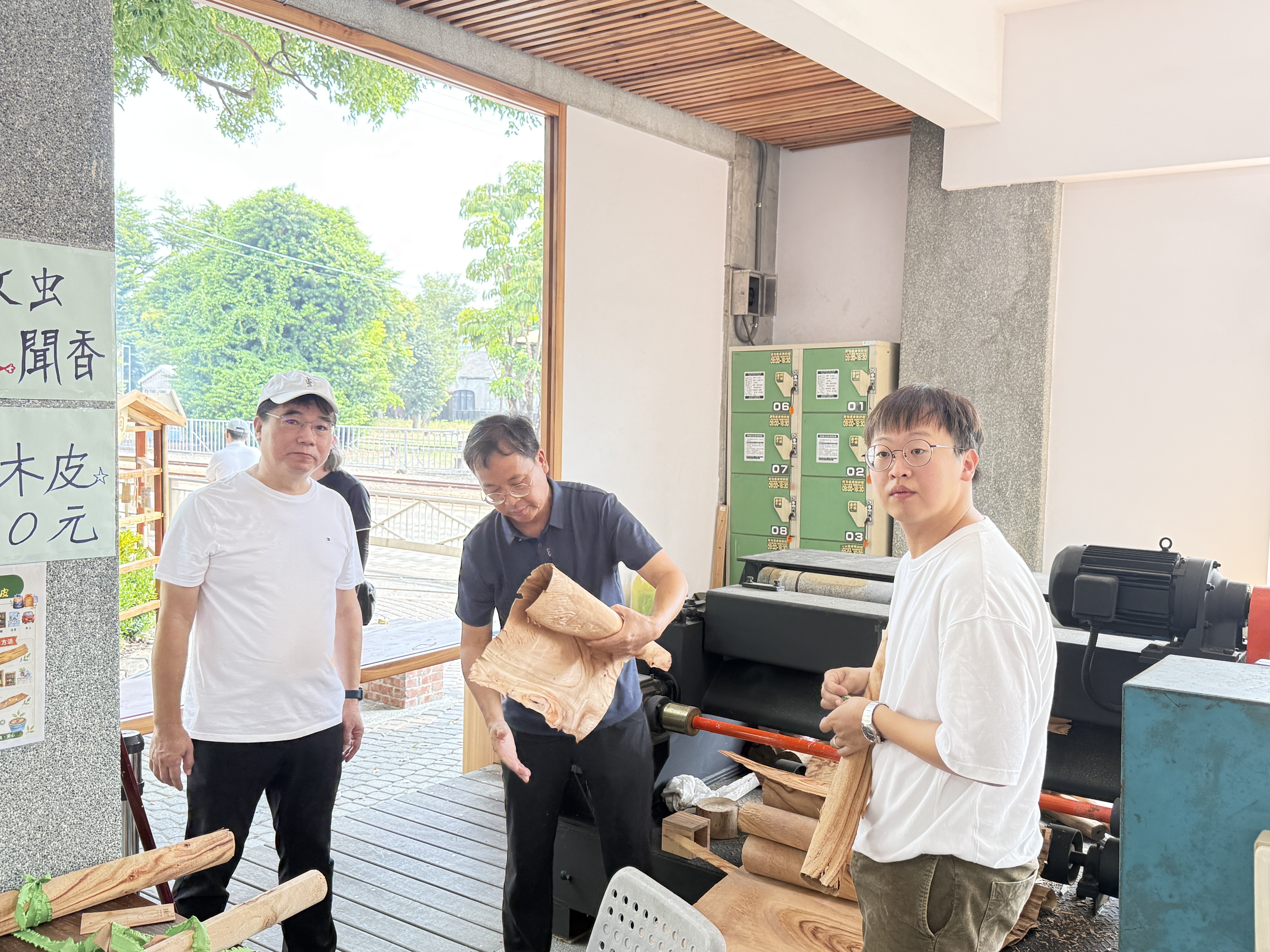 彰化親子家庭在文化巡禮中，參與木工藝品體驗或觀賞地方創生景點的場景。