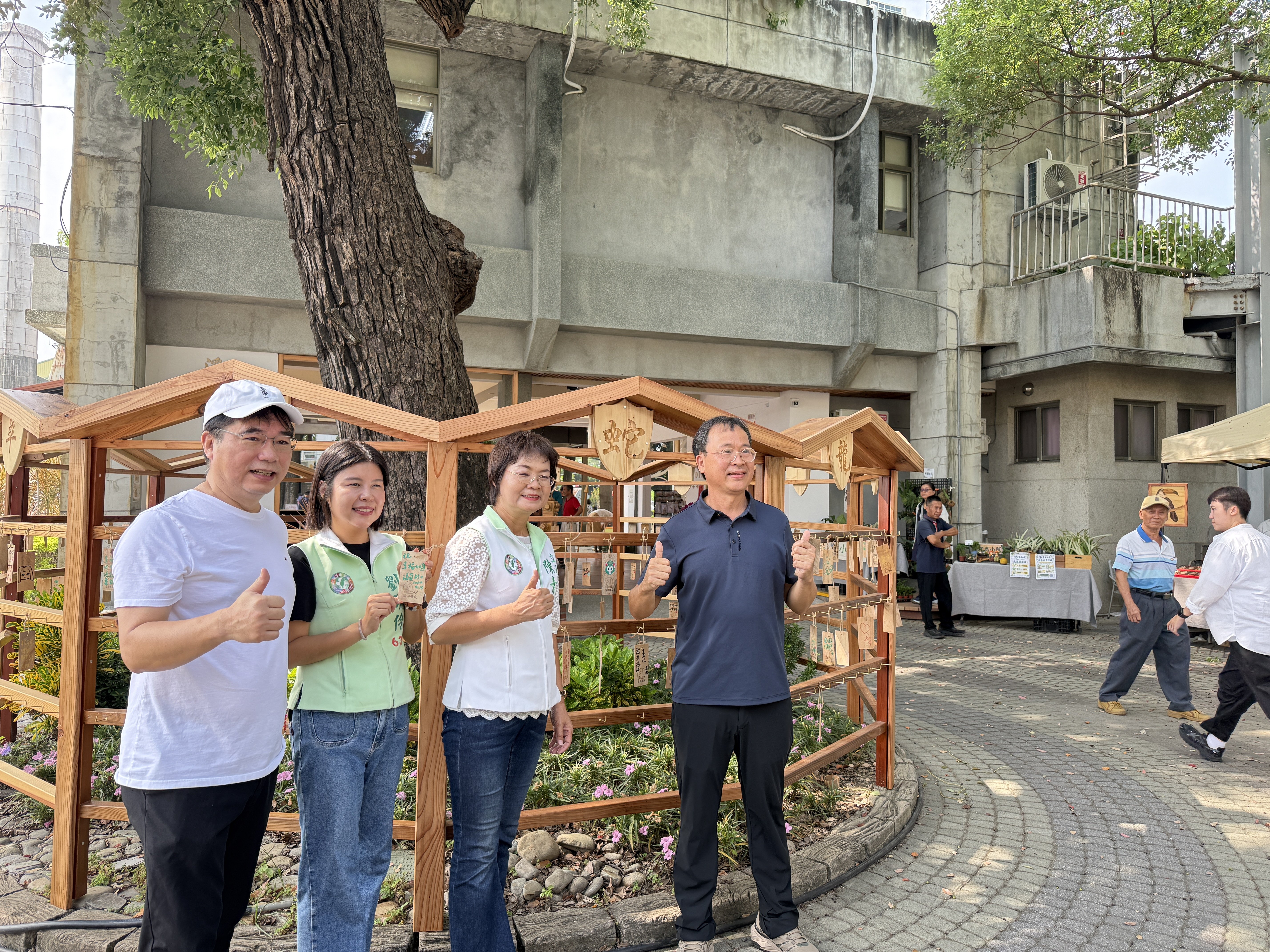 彰化巍峩木業的木工藝品店面，展示親子手工體驗與地方文化活動的場景。