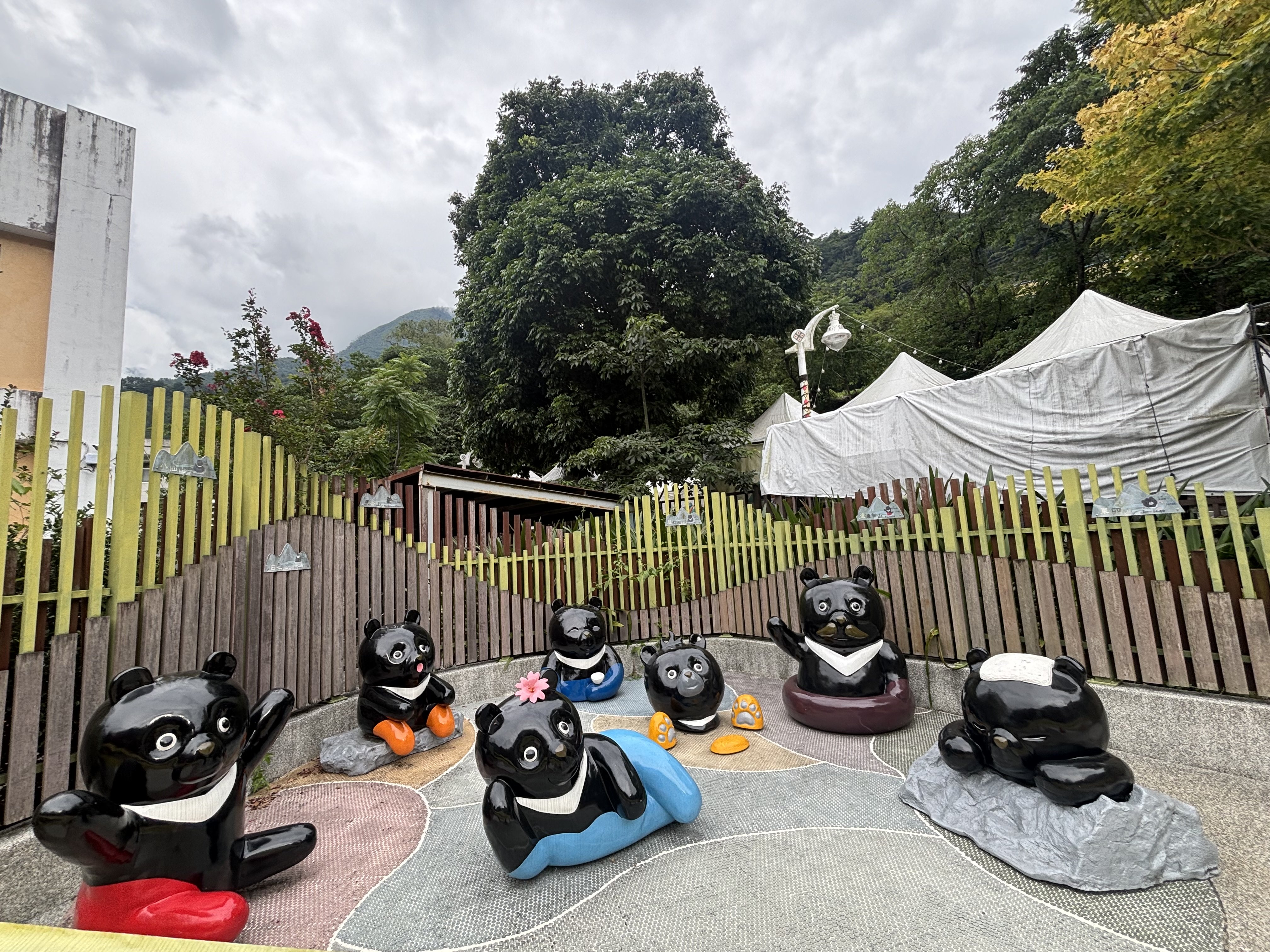 展示了從谷關溫泉區到鹿港老街的輕旅行規劃概念圖，強調休閒度假的氛圍。