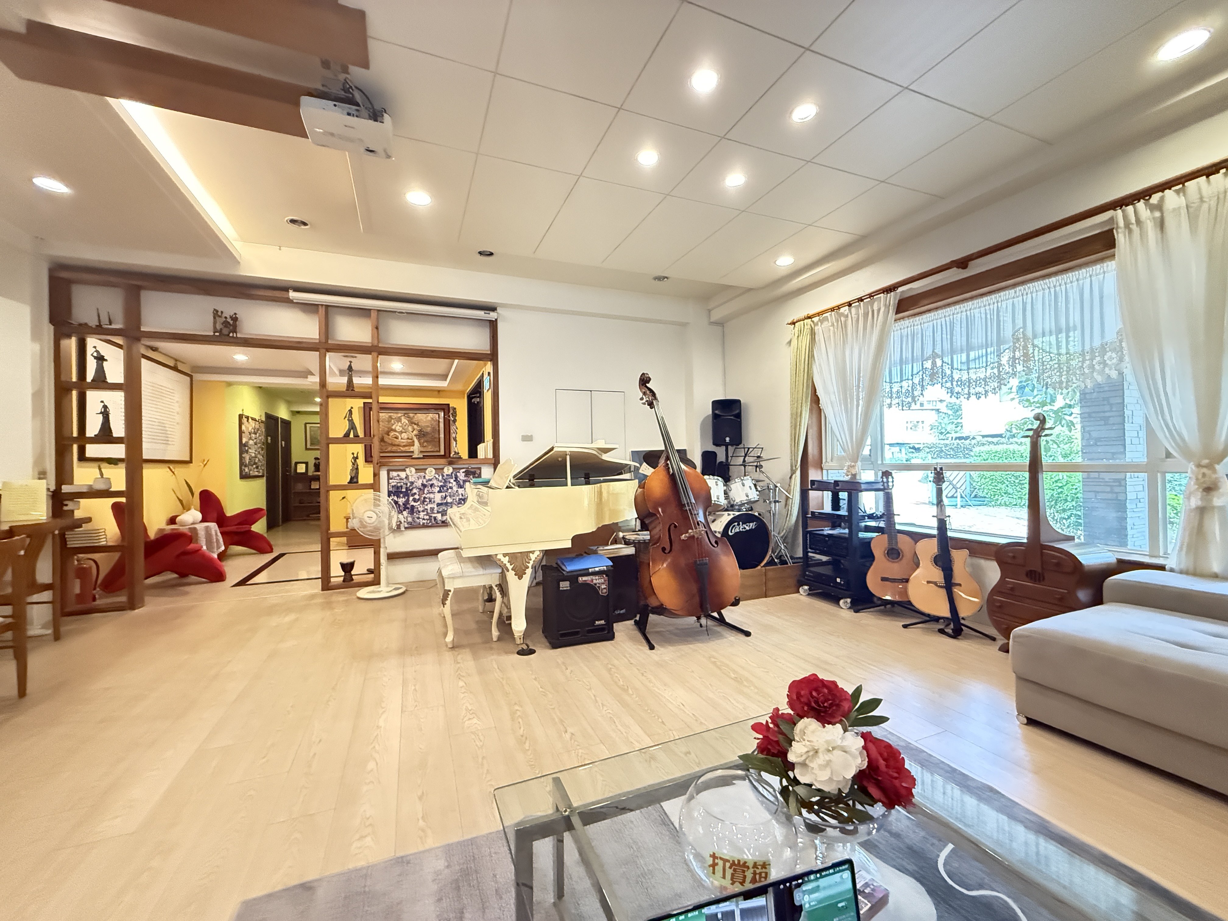 宜蘭優勝美地民宿外觀及庭園景觀，充滿自然木質溫潤感，營造寧靜的度假氛圍。