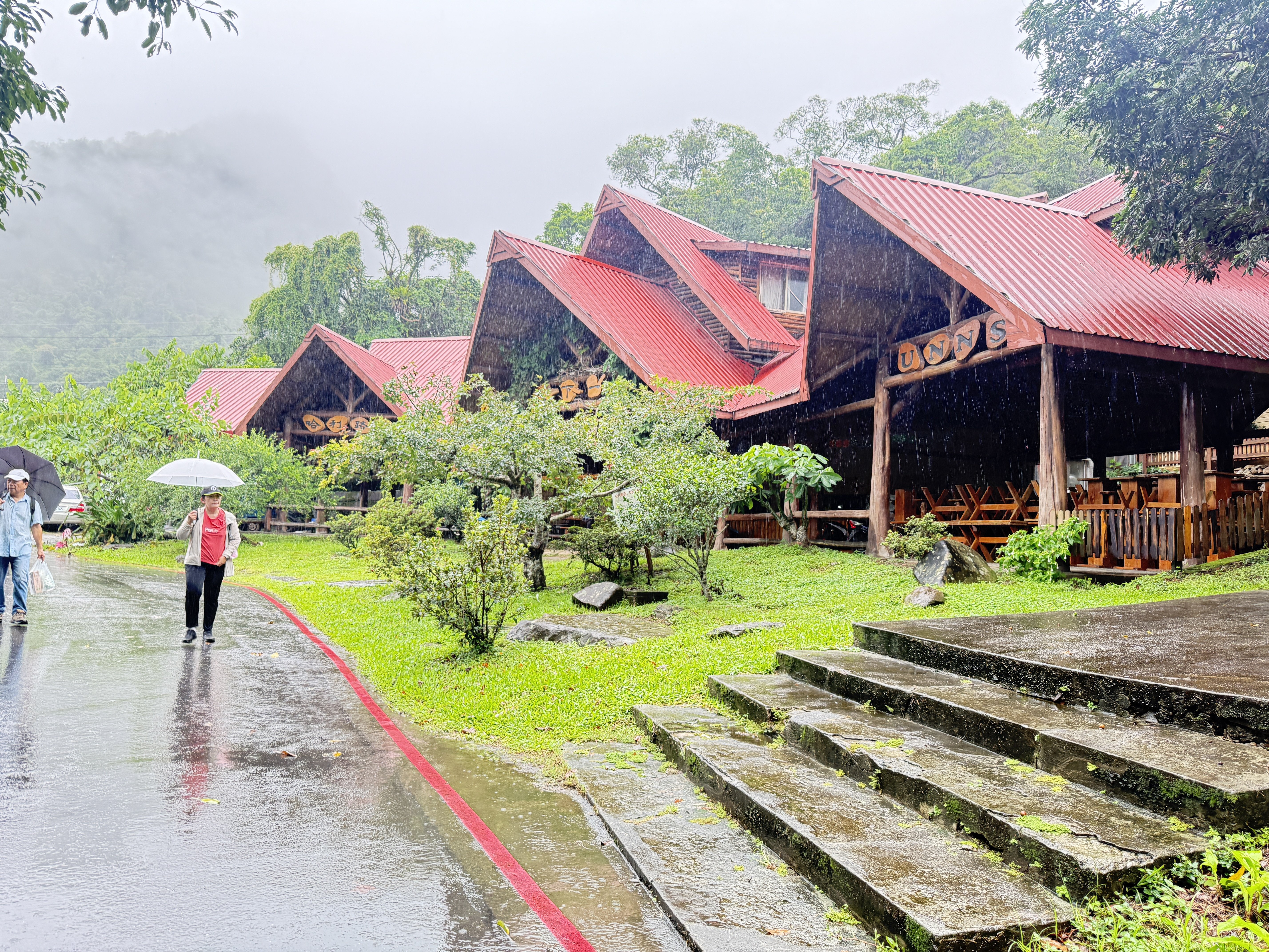 彰化錫安山景區，雲霧繚繞下的城堡式庭園步道，充滿自然與人文氣息。