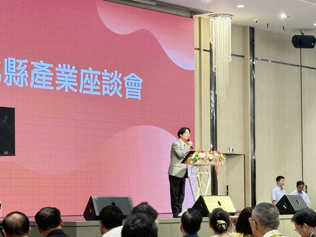 彰化縣傳統產業經濟座談會現場，與會人士就傳統產業導入AI技術提升競爭力進行研討。