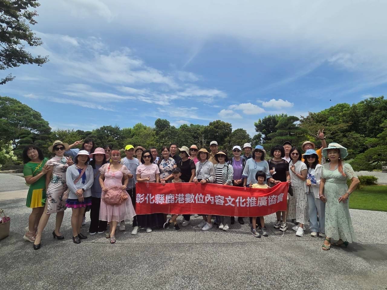 參與者在花藝園區拍攝照片，展現了將自然景觀與文化歷史結合的創作思維。