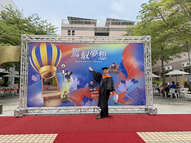描繪一位科技專家在多個學術和產業領域間建立智慧連結的概念圖或場景。