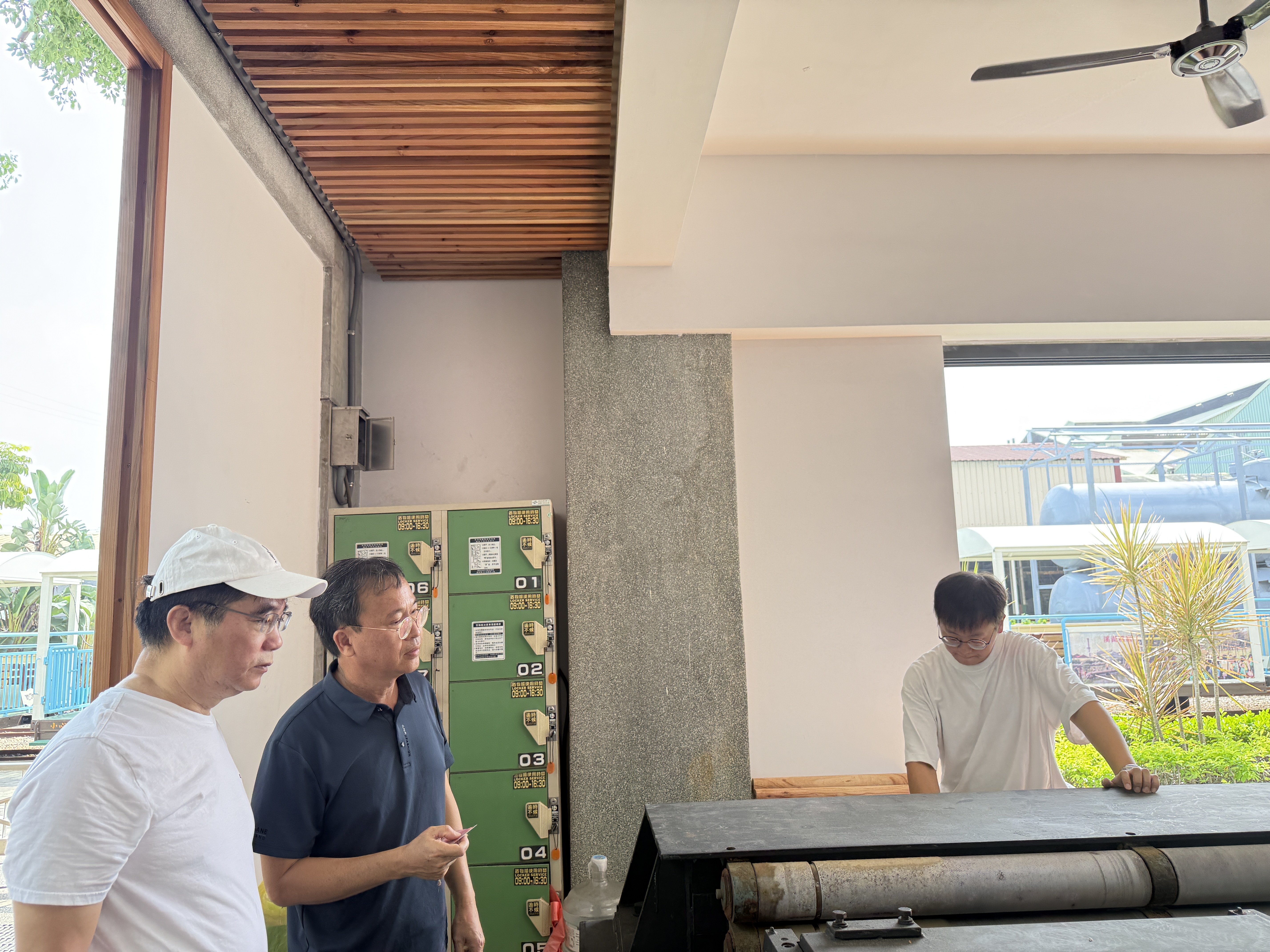 彰化親子家庭在木工藝品店進行手工體驗，結合地方文化與親子活動的場景。