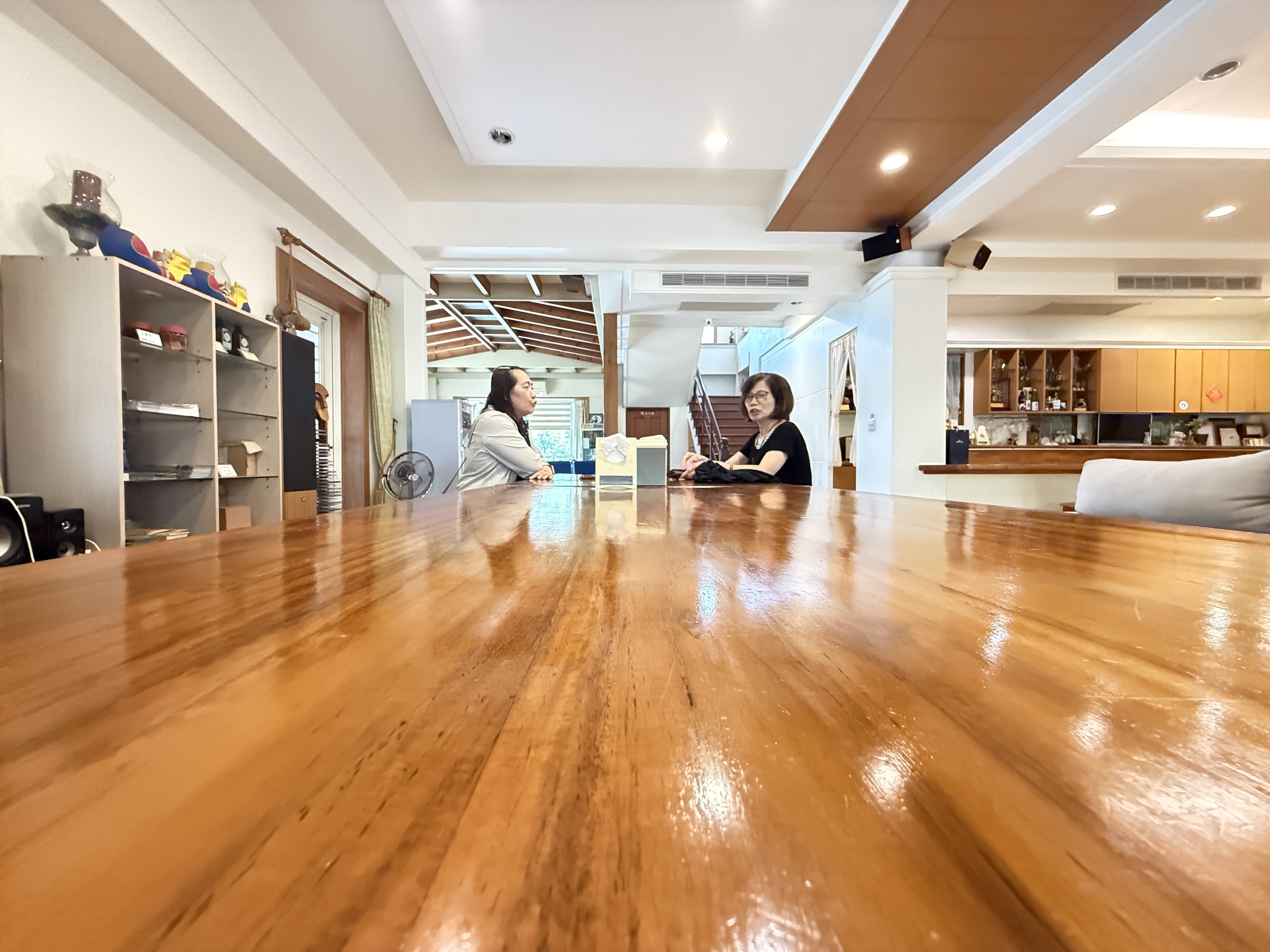 宜蘭一處溫潤風格的民宿內景，展示木質裝潢和自然光線，營造療癒的度假氛圍。